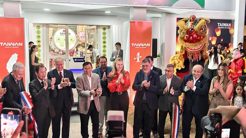 駐巴拉圭大使韓志正(左2)偕巴國參議員Luis Pettengill(左4)、衛福部長Maria Teresa Barán(前排中)及主辦單位主席Daniel Prieto(右4)共同參加臺灣館開幕。(貿協提供)