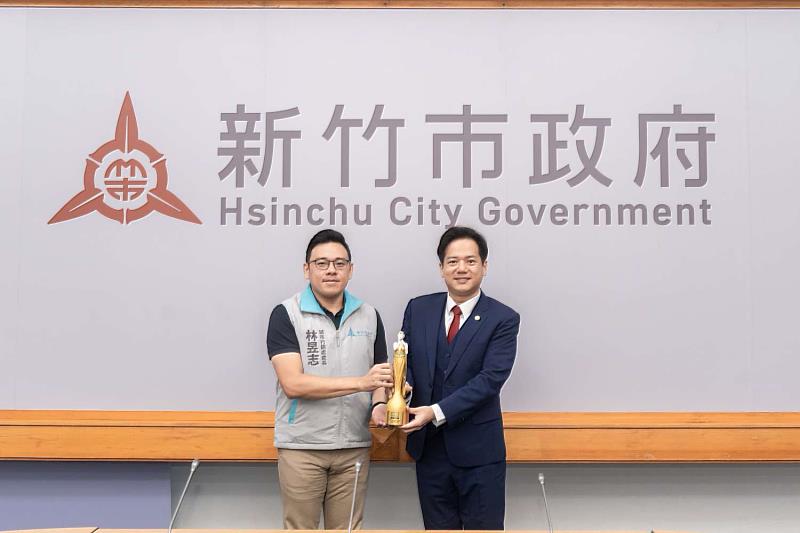城銷處長林昱志獻「繆思設計大獎」金獎予代理市長邱臣遠。
