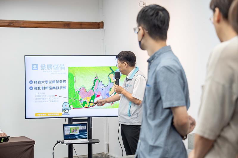 都市發展處代理處長蘇文彬進行簡報。