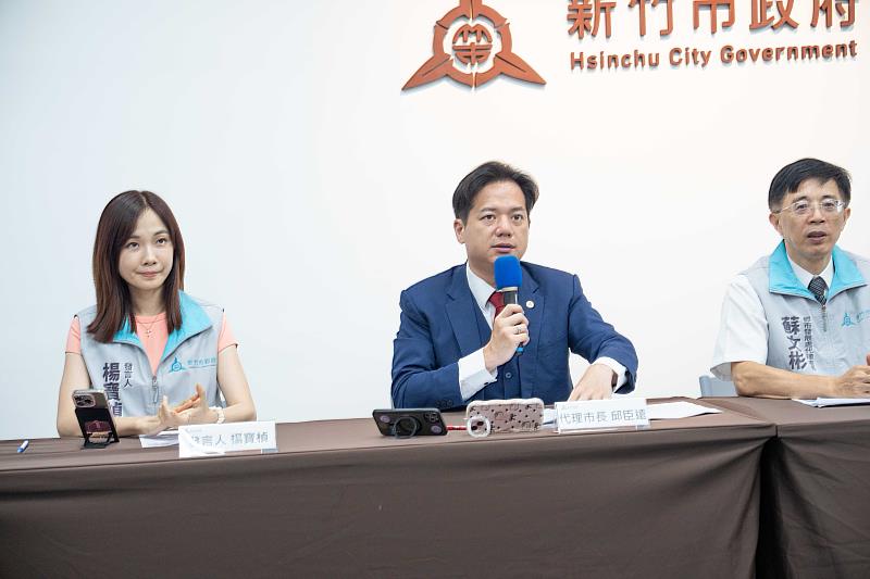 代理市長邱臣遠向市民報告自市長高虹安上任以來都市發展的推動成果。