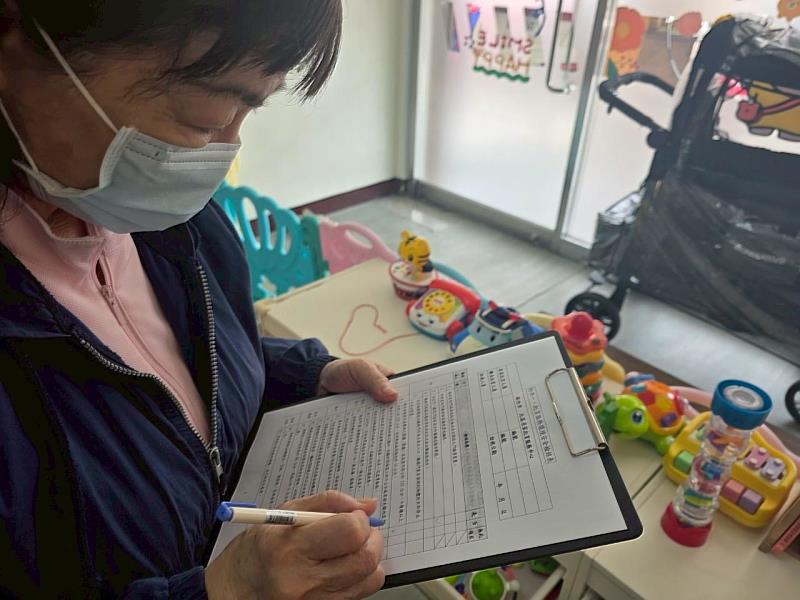 選擇居家托育人員有撇步，確保幼兒獲得安全、專業的照顧環境。