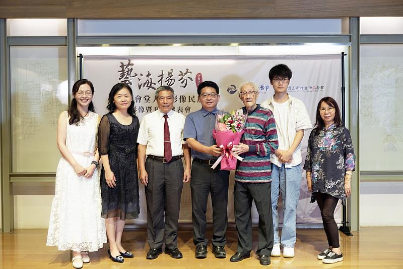 發表會中貴賓合影(左起一至五為葉敏芳老師、凌春玉老師、計畫主持人鄭飄、葉于正館長、國寶掌中戲藝師陳錫煌)