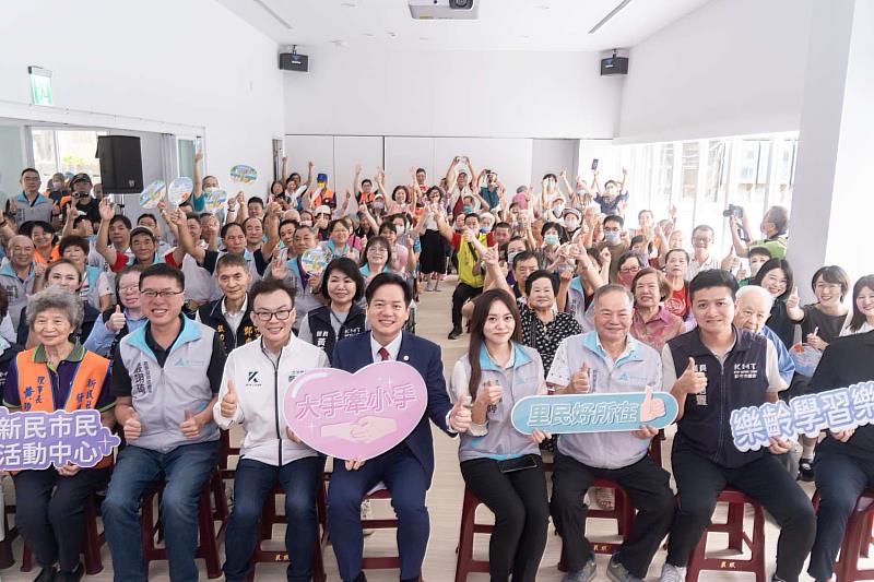 眾人於新民市民活動中心內合影