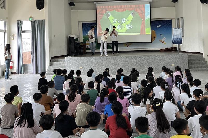 南大營隊課程透過數學桌遊、分組討論、主題手作等多元形式，讓孩子們在遊戲中建構數學邏輯概念，在互動中學習表達與團隊合作