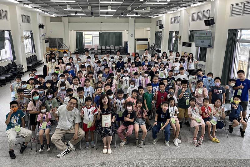 臺南大學師資生駐校南興國小 「芝麻粿遊樂營」翻轉數學學習體驗