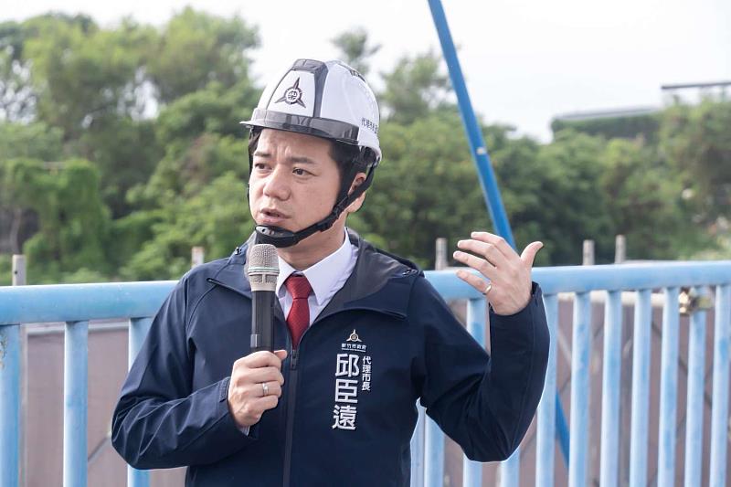 邱臣遠代理市長說明工程情形，致力提供民眾優質自行車道。