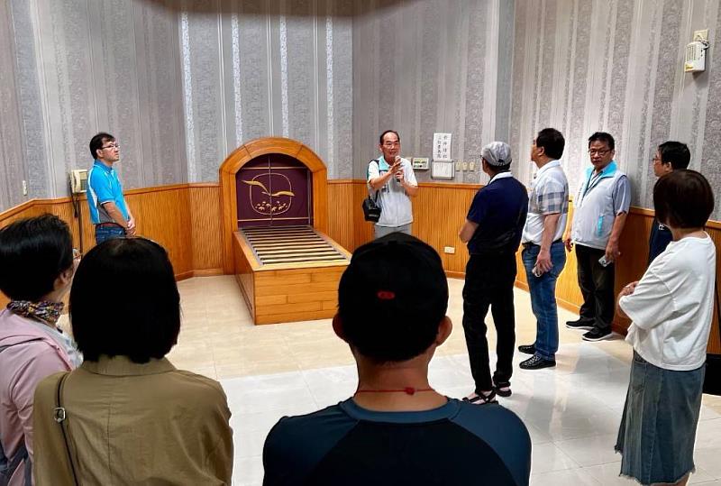 所長黃坤勝介紹羽化館獨立式奠禮堂及迎靈光廊溫馨設計