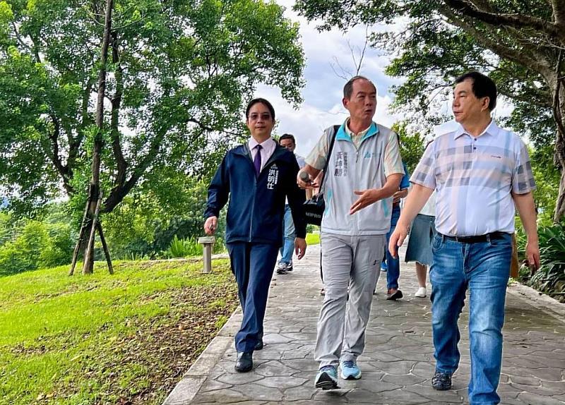 所長黃坤勝向周勝考召集人及貴賓介紹詠生樹環保葬區公園化、環保化及自然化特色