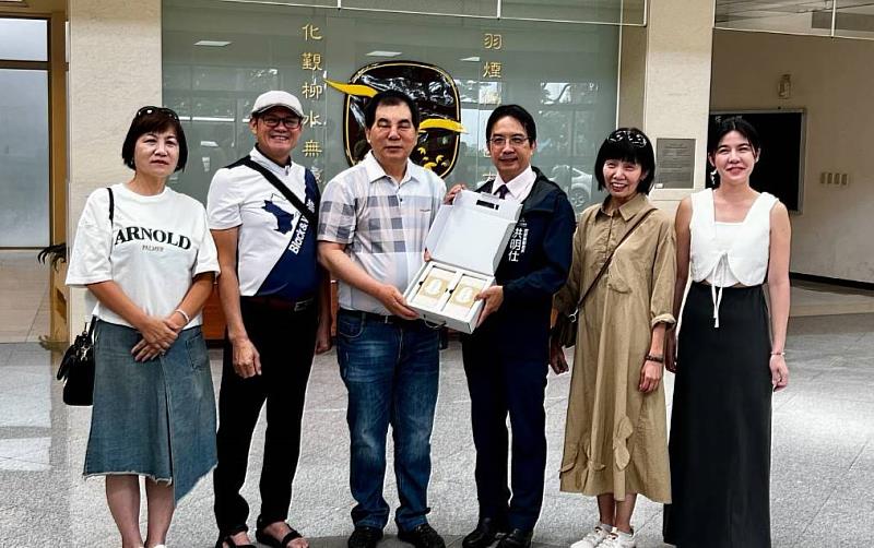 民政處副處長洪明仕致賠贈貴賓新竹伴手禮香米