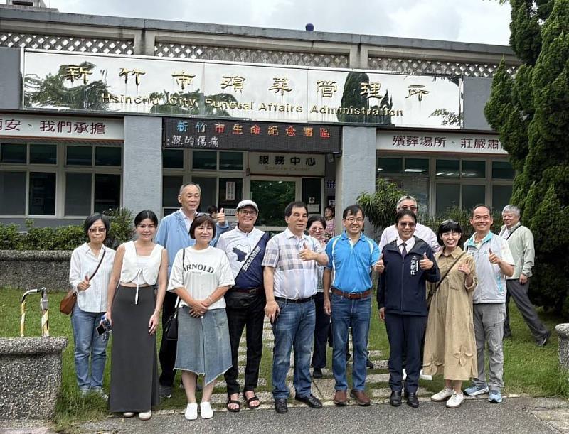 新北市議會召集人周勝考議員等與參訪貴賓在殯葬管理所前合影