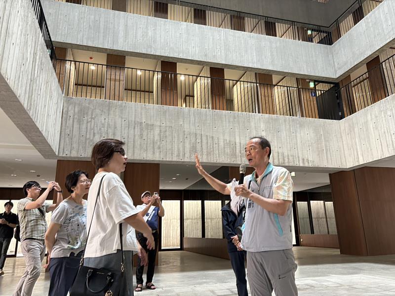 所長黃坤勝說明永恆之丘納骨堂以生命三大元素「空氣、陽光、水」設計理念，象徵生命不斷循環且永恆的意義