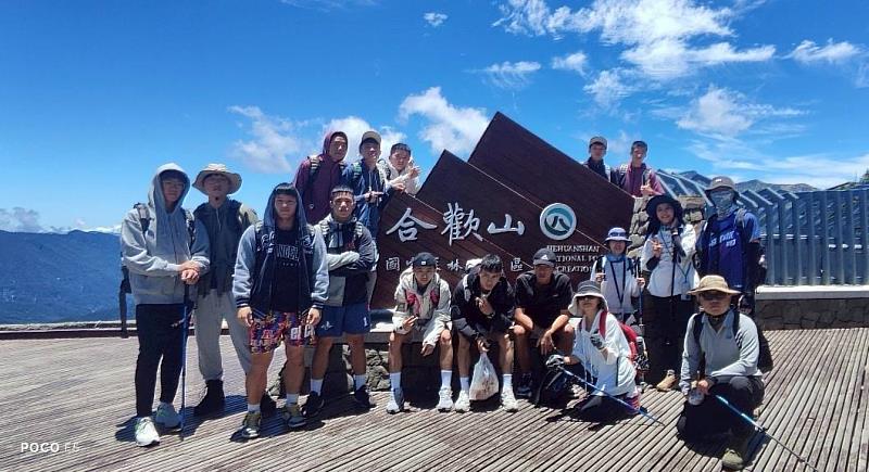 圖說：興國高中師生與「合歡山」地標合影，臉上寫滿自信與成就感，記錄下挑戰自我、團結互助的精彩一刻。（圖/興國高中提供）