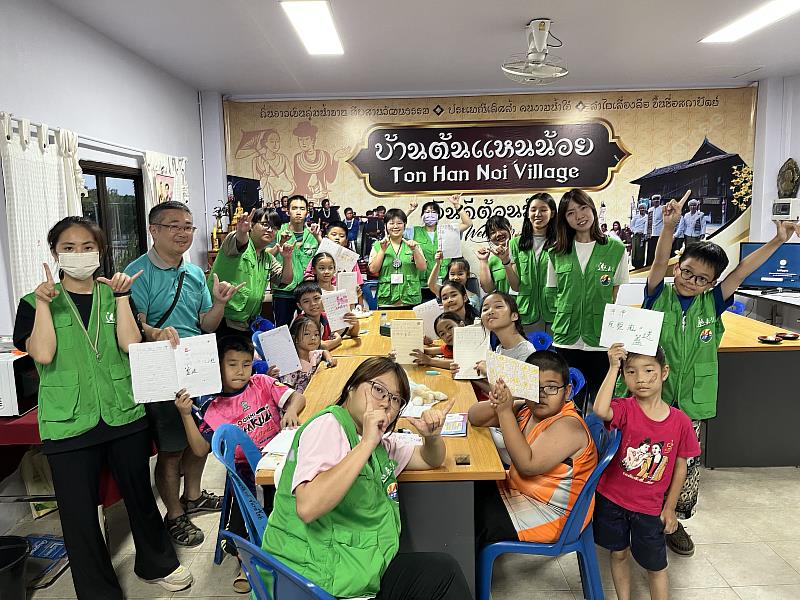 南華大學環境志工隊展開泰北氣候行動，推動社區防災教育，清邁社區透過中文課程融入燒燙傷之應變。