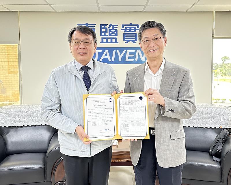 臺鹽公司通過ISO 14064-1溫室氣體盤查查驗，由財團法人台灣大電力研究試驗中心董事長簡福添(右)頒發證書予臺鹽董事長丁彥哲(左)。