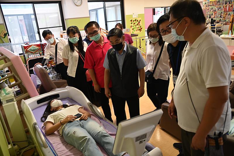 嘉藥USR團隊體驗WECARE重信長照機構的復健設備