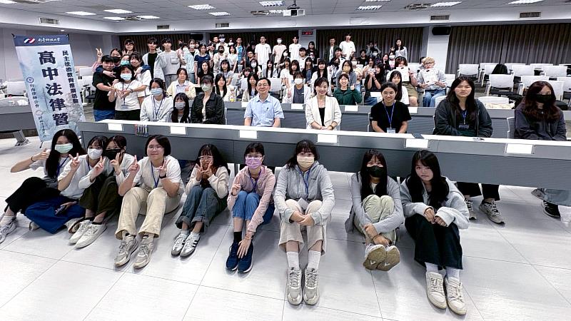 南臺科大財經法律研究所與臺南律師公會攜手，共同舉辦「高中生法律營」。圖為參與學員與臺南律師公會曾怡靜理事長（右四）、本校財法所郭俊麟副教授（右五）等主辦單位代表大合照，見證法學教育向下扎根，助高中生探索法律職涯的熱情。