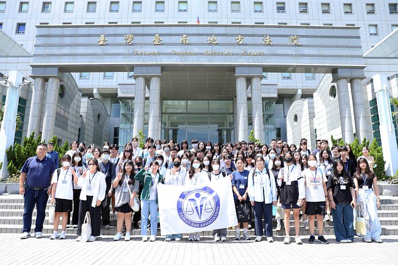 南臺科大財經法律研究所舉辦「高中生法律營」，學員們實地參訪臺南地方法院後合影。此次觀摩讓學生們近距離接觸真實法庭審理，對法律實務有了更深入的認識與體驗。