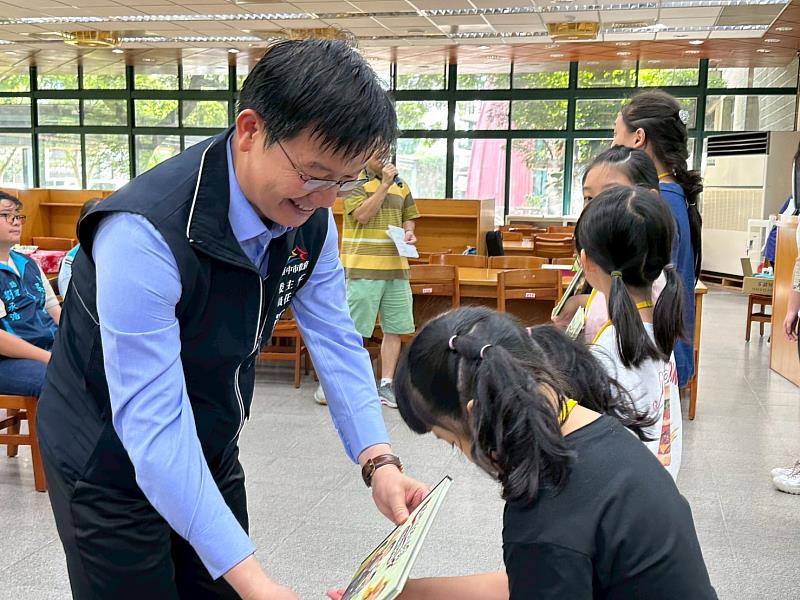 臺中市政府客委會江俊龍主任委員贈書給小朋友們