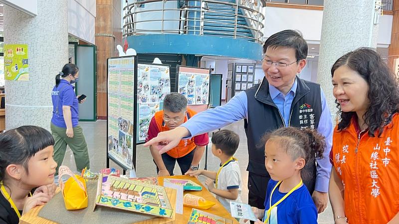臺中市政府客委會江俊龍主任委員及中臺科大陳錦杏校長一同欣賞小朋友們的體驗學習成果