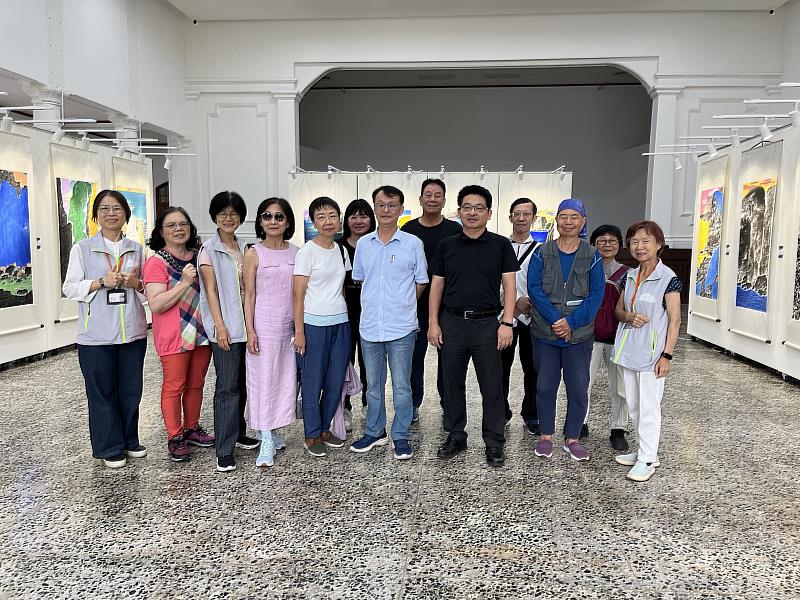 藝術家為志工進行導覽合影(第一排右3葉于正館長、右4藝術家林世斌)