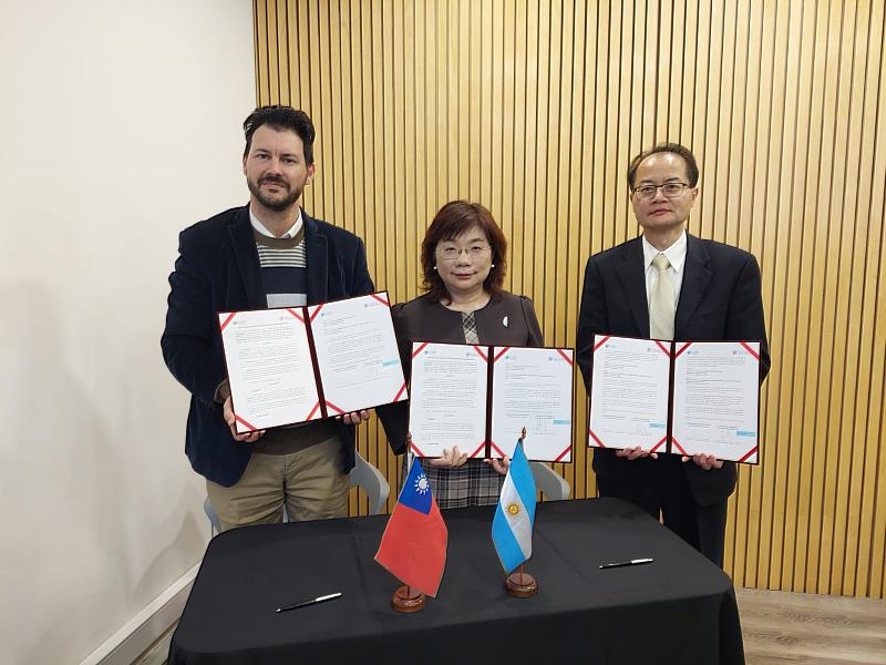 CaCEC執行長Sergio Drucaroff（左）、駐阿根廷代表處大使謝妙宏（中）、駐阿根廷代表處經濟組組長吳志華（右）