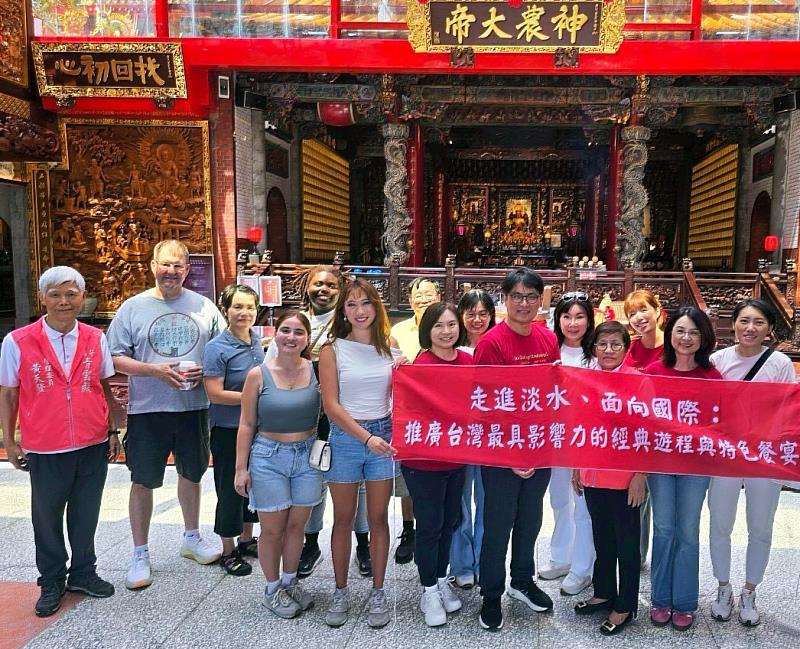 淡江歷史系與美國姊妹校北卡羅來納大學師生，參訪瑞芳青雲殿，了解神農文化。（圖／淡江大學提供）