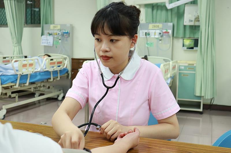 吳祐儂目前於成大醫院燒傷加護病房實習