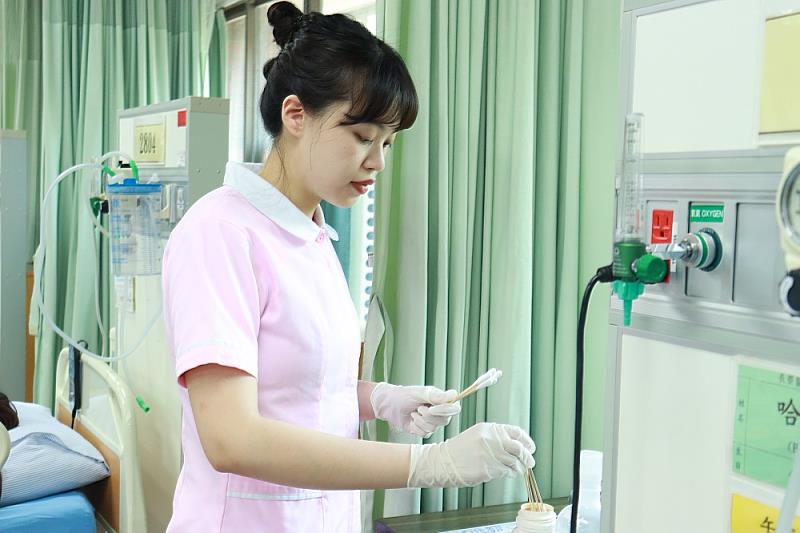 吳祐儂擁有澳洲打工度假的國際經歷與EMT1救護證照