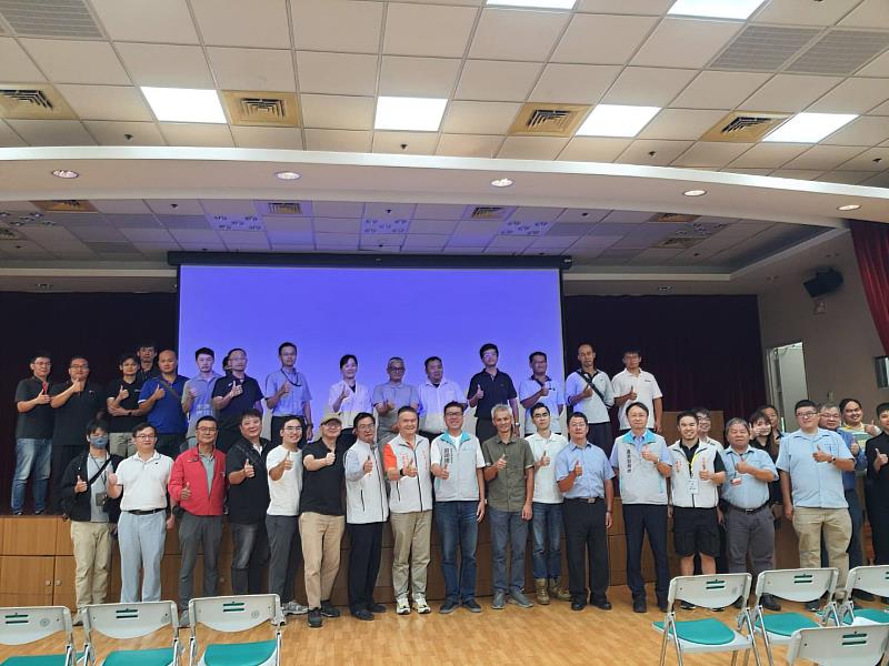 竹市工業會首辦機器人暨自動化設備巡展，產發處長嚴翊琦出席合影