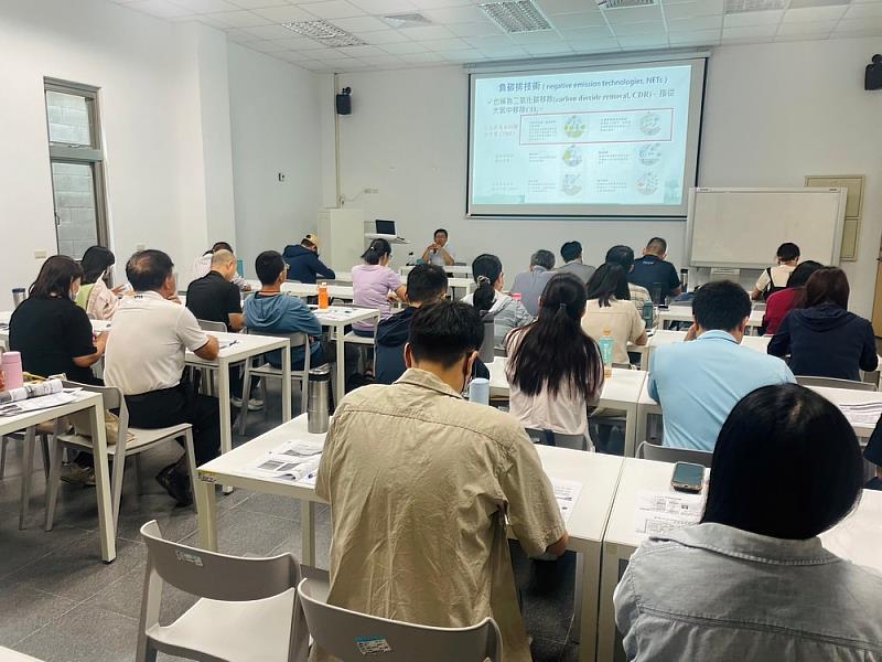 農業部林業試驗所林俊成主任秘書講授自然碳匯與碳權應用課程