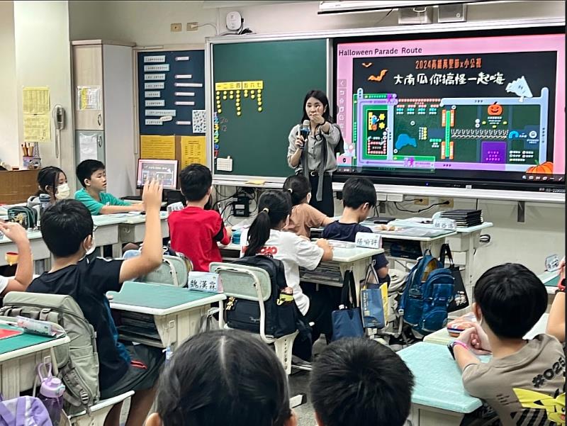 文藻外大師資生張相屏同時考取高雄市、臺南市及嘉科實中國小部英語教師。課間留意學生個別學習狀況，提高學生整體學習成效。