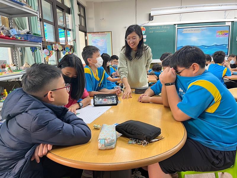 洪貫瑋考取北市自然科學教師、臺南市雙語教師，透過不同的分組活動，啟發學生學習動力。