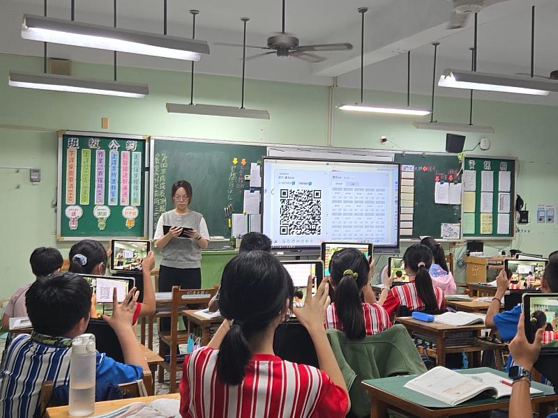 許婕妤考取臺北市及臺中市英語科教師，將科技活動融入課程設計，提高國小學生學習動力。