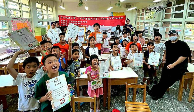 景文科大攜手基隆尚仁國小辦搖滾小英雄夏令營
