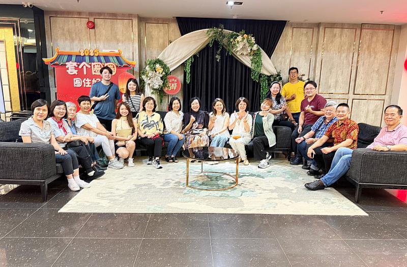 活動播放歷屆回顧影片，展示各期旗幟與合影，並設有自由交流與拍照留念時間，讓校友重溫在文化大學念書的歲月。
