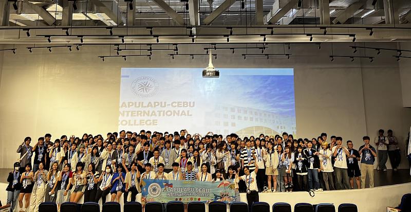 拉普拉普宿霧國際大學(LCIC)今年規劃課程包含多益必修課程、文化課程、其他語言課程、企業參訪、Buddy System等課程活動，除高科大第一梯次研修學生133人外，尚有日本、韓國、越南等國際學生，全數多達400人。校舍及上課教室設備新穎，提供絕佳的語言授課品質以及交流環境。