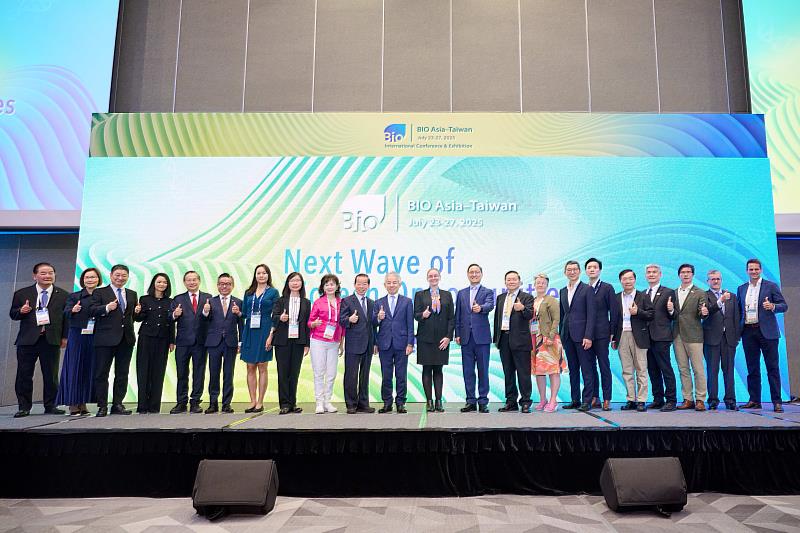 PwC澳洲健康醫療與生技產業負責人Nick Meadows(右1)、資誠聯合會計師事務所榮譽副所長曾惠瑾(左8)、亞洲生技大會主席李鍾熙(右10)、台灣生物產業發展協會理事長劉理成(右9)等人於2025亞洲生技大會開幕合影。