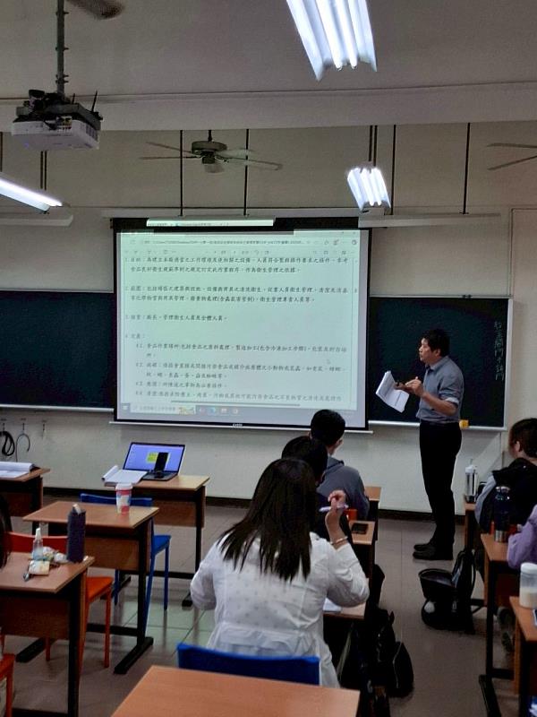 社團法人台灣食品技師協會曾貽湧理事長為同學上課