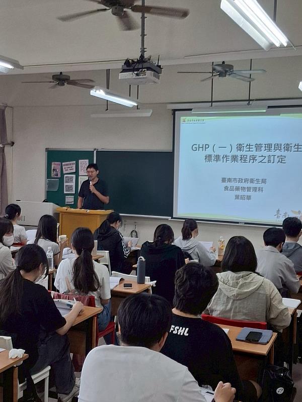 台南市衛生局稽查員葉昭華為同學上課