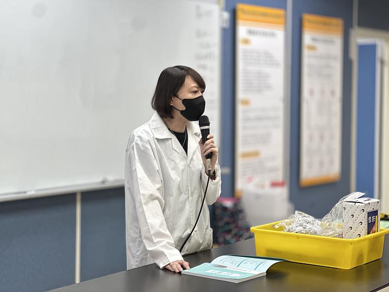 食安學程許淑真主任開設暑期「食品檢驗分析丙級技術士」證照輔導班