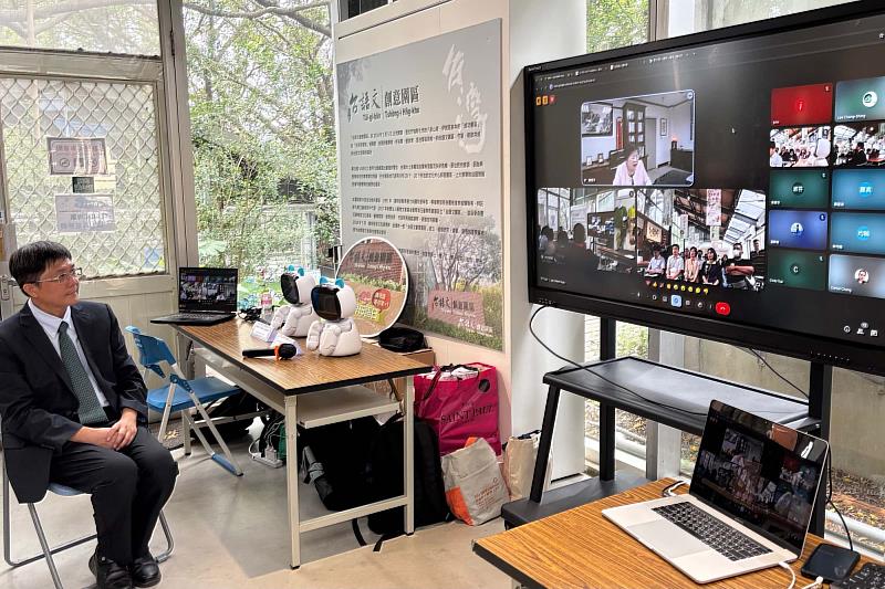 計畫主持人於儀式現場介紹Whisper Taiwanese Tv0.5模型開發成果，呈現南大在本土語言AI學習系統上的研發進展