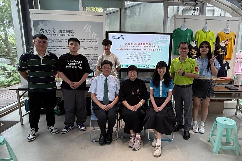 南大研究團隊與周清玉董事長合影，感謝基金會長年對台語推廣與文化傳承的支持