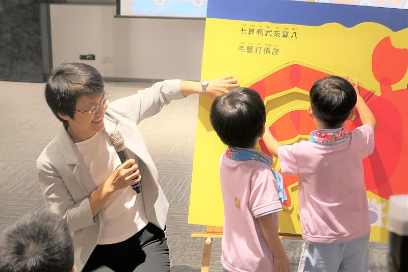 圖3 古秀妃主委與小朋友互動大型翻翻書