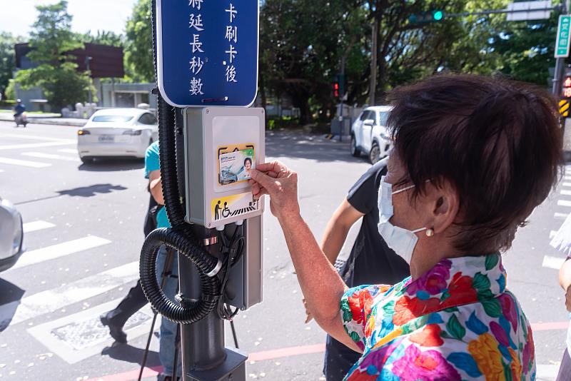 全國首創！竹市啟用「敬老愛心號誌」