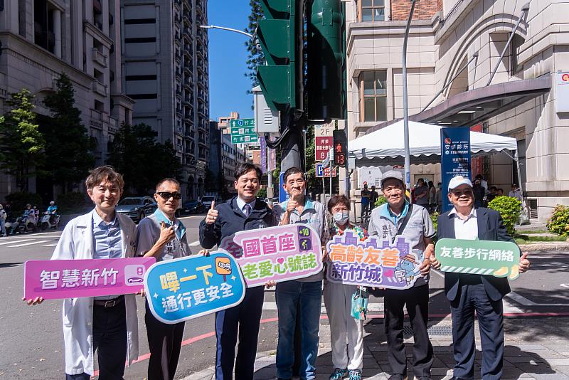 竹市啟用「敬老愛心號誌」，代理市長邱臣遠與今日與會貴賓及長輩合影