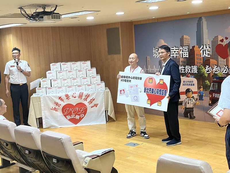樂心關懷協會理事長黃世和代表致贈AED電擊片180組