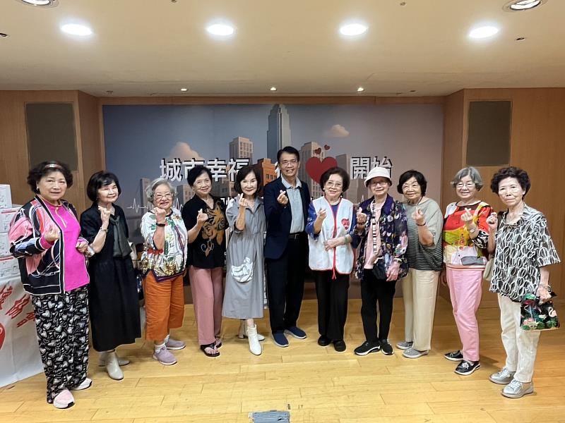 新北市樂心關懷協會、國民阿嬤陳淑芳女士攜手蘭陽女中校友 捐贈AED電擊片予新北市政府消防局使用