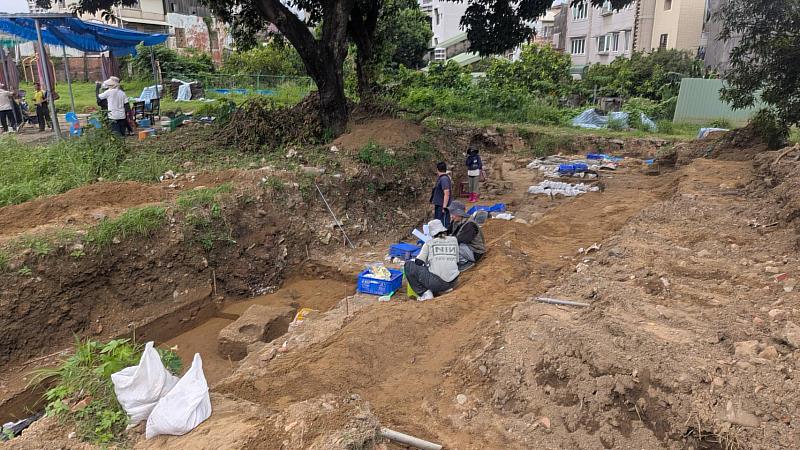 台南市忠義路中段現為開發前文資調查作業，非挖掘古物之考古工作。