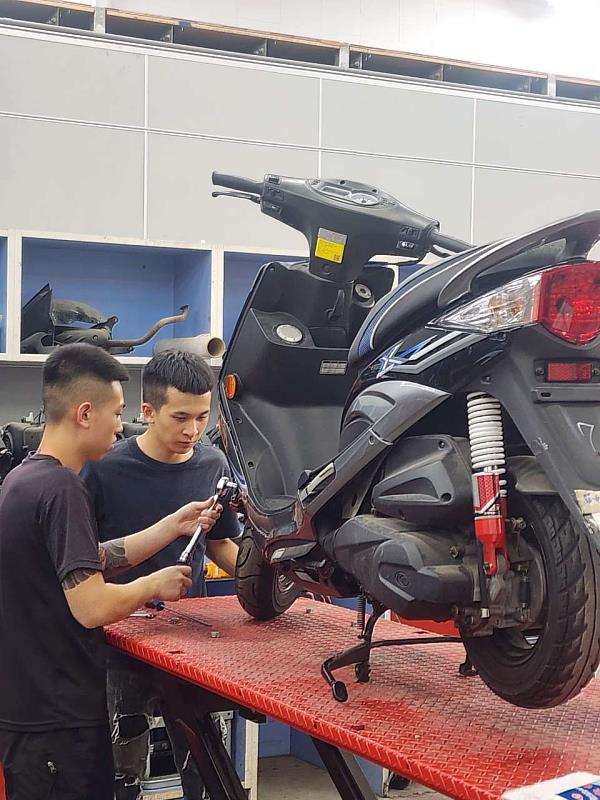 .小邱從彰化田中騎車到中彰投分署參加機車基礎保養體驗活動，從完全不懂到有能力動手實作，全程充滿高昴的興緻