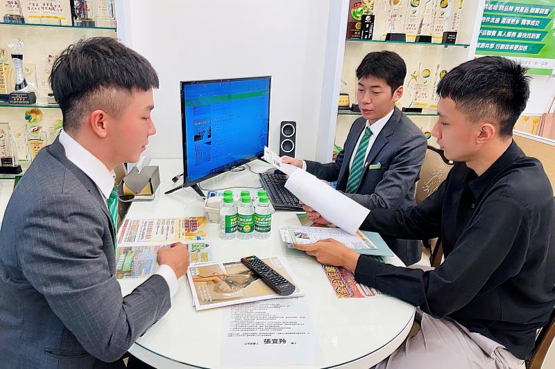 有巢氏房屋民生敦北加盟店在張宜羚店東帶領下，不只坦白屋況，更備好解決方案，助客戶決策！(永慶房產集團提供)